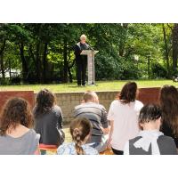 1500_3797 Publikum aus Schülerinnen und Schülern bei der Lesung am Gedenkplatz der Bücherverbrennung | Denkmal zur Erinnerung an die Bücherverbrennung in Hamburg Eimsbüttel, Isebekkanal.